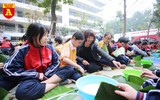 Học sinh Hà Nội thích thú thi gói bánh chưng, giã bánh dày, viết thư pháp